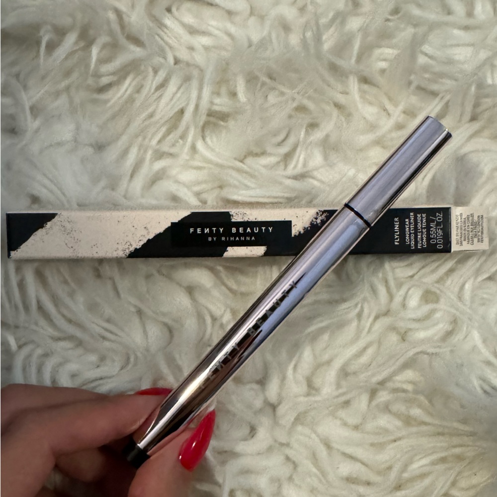 FENTY BEAUTY BY RIHANNA
Flyliner Longwear Liquid Eyeliner